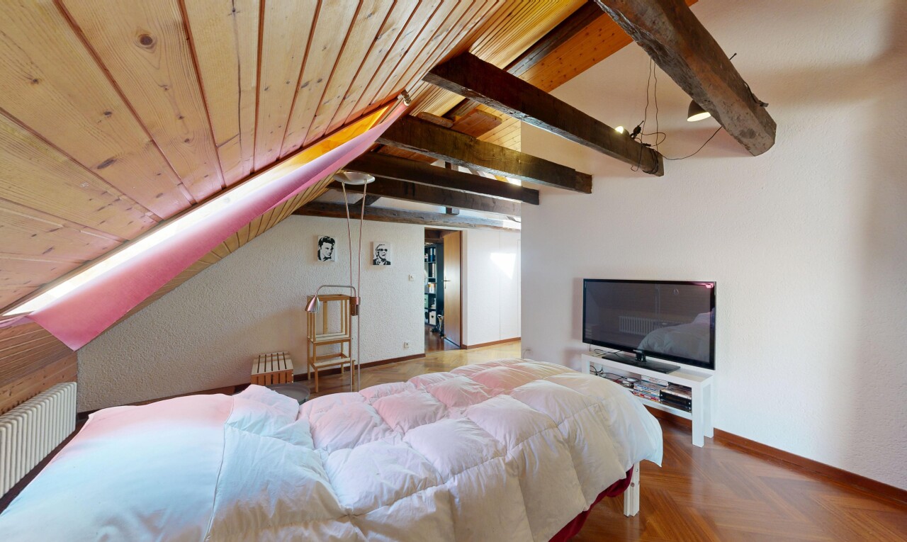 zimmer / schlafzimmer mit dachschräge, vaulted ceiling, fernseher, inside property, und holzfußboden