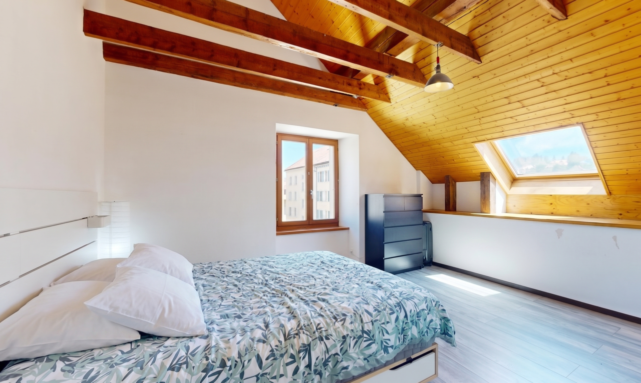 zimmer / schlafzimmer mit dachfenster, holzdecke, wood ceiling, dachschräge, und vaulted ceiling