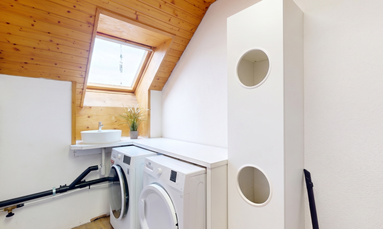 wäschekammer mit dachfenster, wäscherei, holzdecke, wood ceiling, und dachschräge