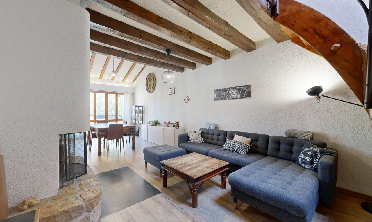 wohn- / esszimmer mit balkendecke, beamed ceiling, strukturierte wand, textured wall, und inside property