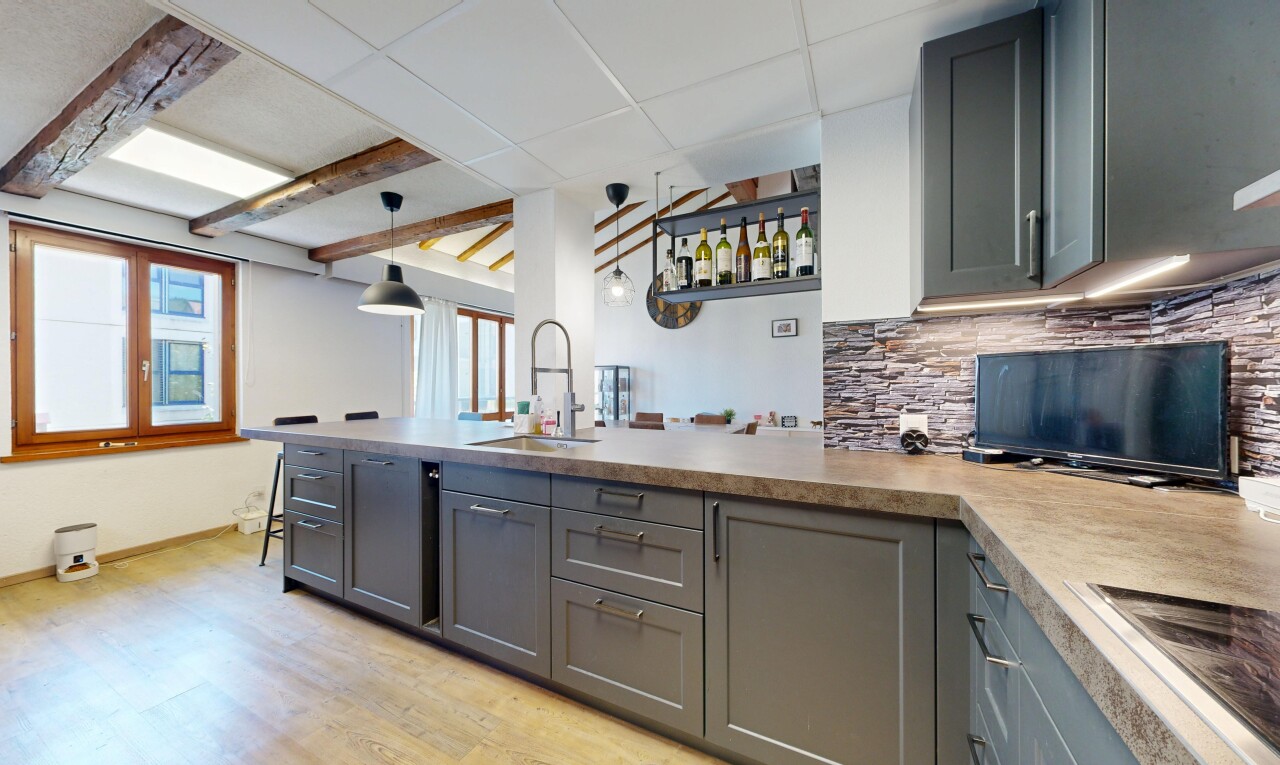 küche mit gipskartonwand, drywall, light countertops, arbeitsplatten, und light floor