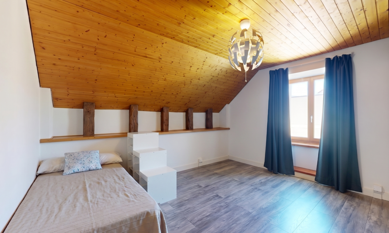 zimmer / schlafzimmer mit inside property, holzdecke, wood ceiling, natürliches licht, und natural light