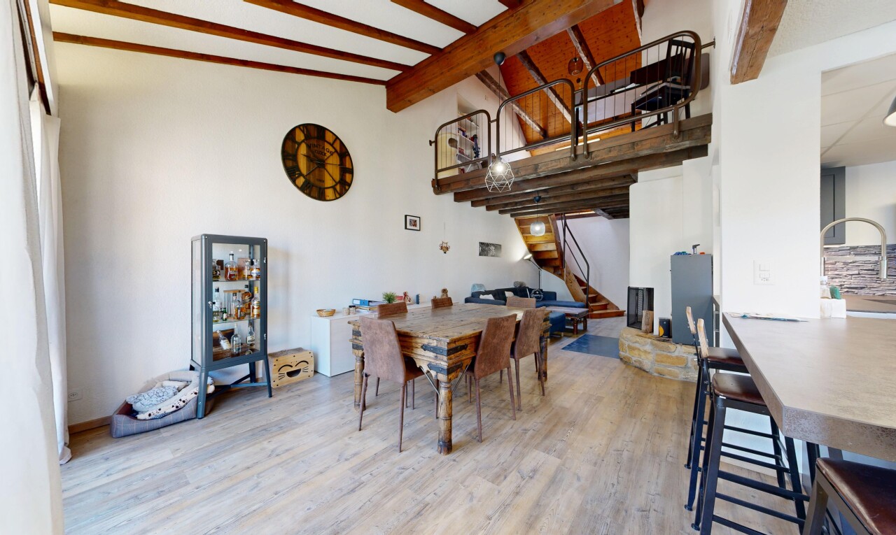 esszimmer mit balkendecke, beamed ceiling, inside property, treppen, und holzfußboden