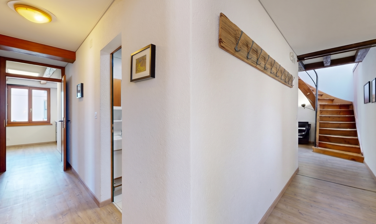 halle / korridor mit treppen, inside property, holzfußboden, wood finish floor, und light floor