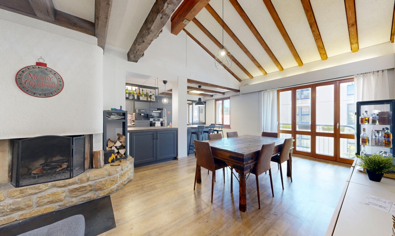 wohn- / esszimmer mit kamin, hohe decke, high ceiling, inside property, und balkendecke