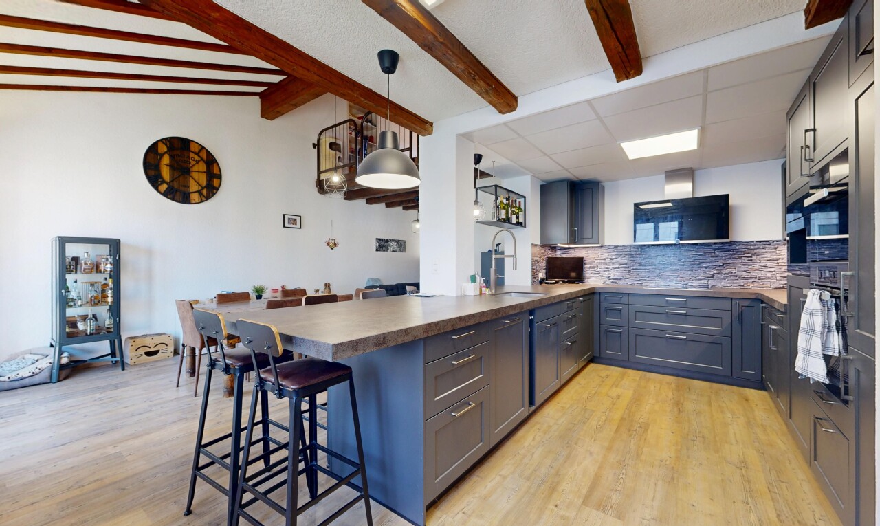 küche mit kitchen peninsula, küchentheke, küchenrückwand beim herd, küchenrückwand beim Herd, und dark countertops
