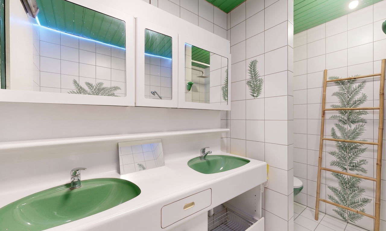 bad mit waschbecken, fliesenwand, tile wall, doppelwaschtisch, und inside property