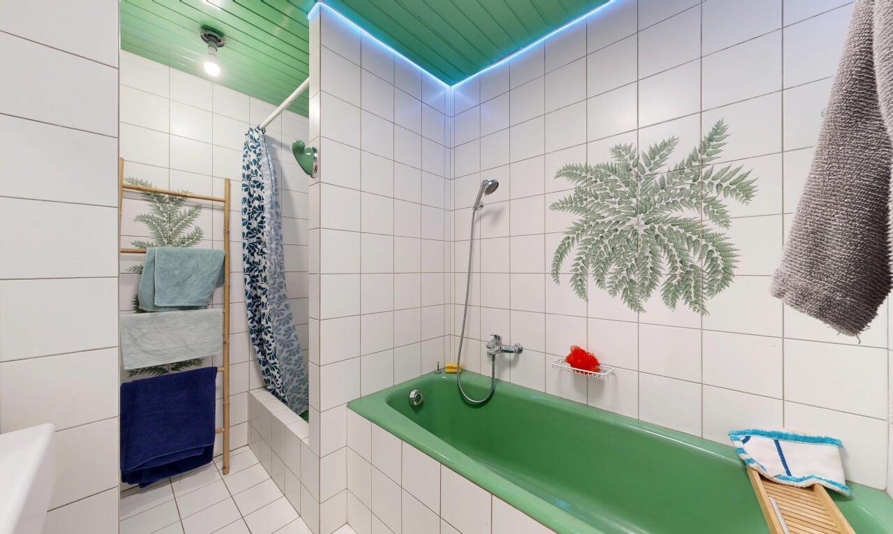 bad mit kombiniertes bad / dusche, komplettes badezimmer, inside property, fliesenwand, und tile wall