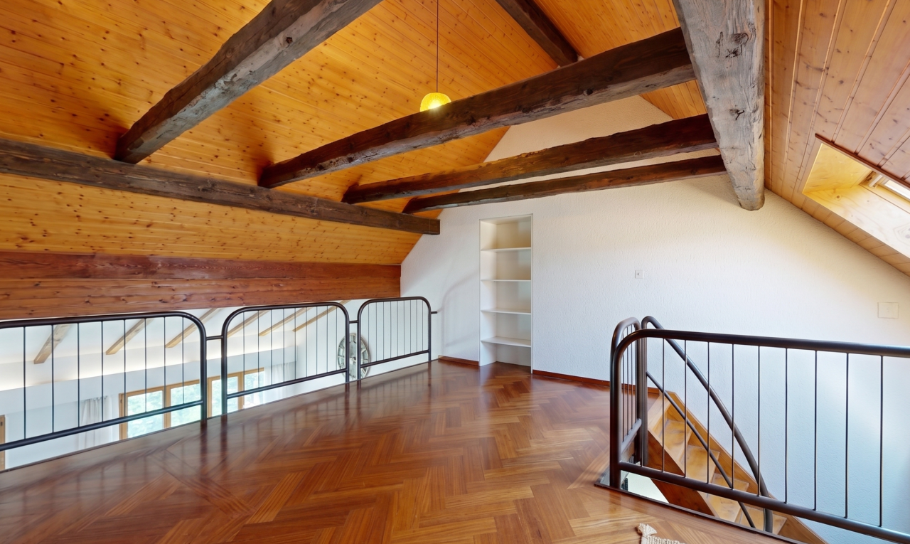 leerer raum mit dachschräge, vaulted ceiling, parquet floor, gipskartonwand, und drywall