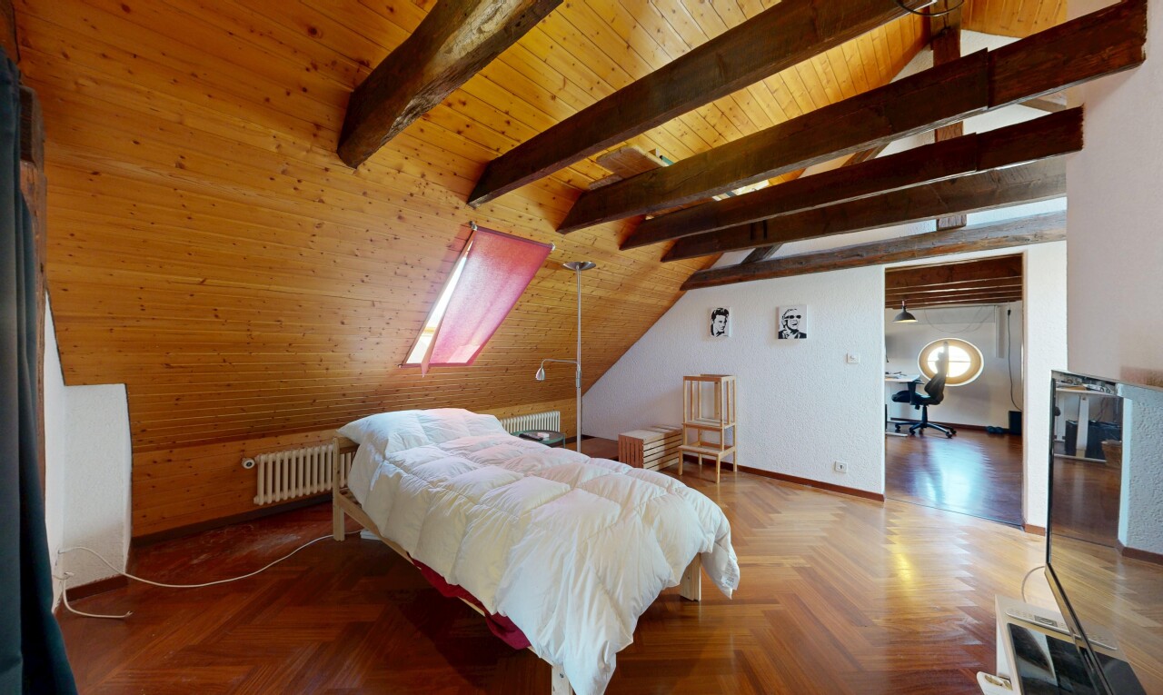 zimmer / schlafzimmer mit dachschräge, vaulted ceiling, zusätzliches zimmer, balkendecke, und beamed ceiling