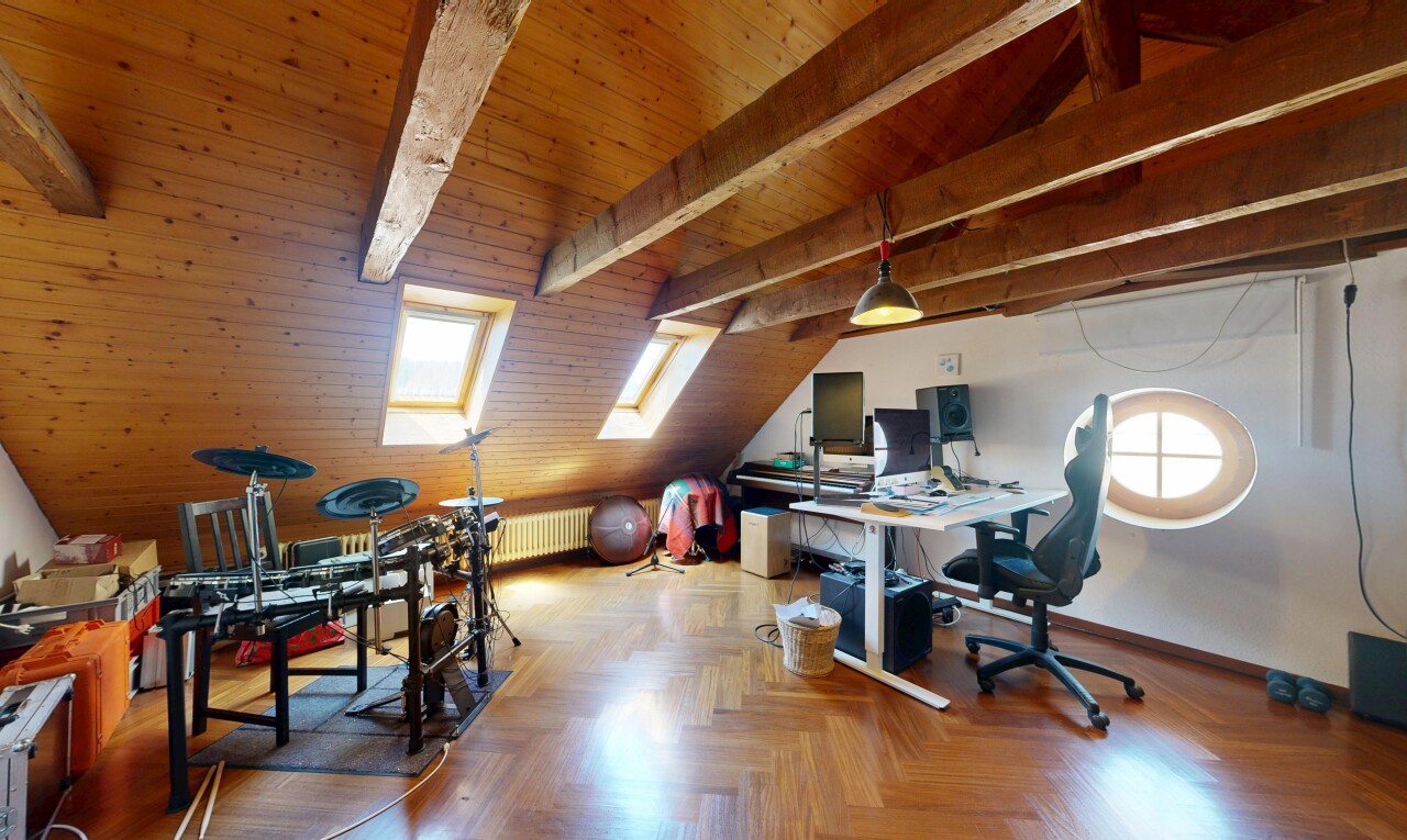 büro mit dachschräge, vaulted ceiling, inside property, balkendecke, und beamed ceiling