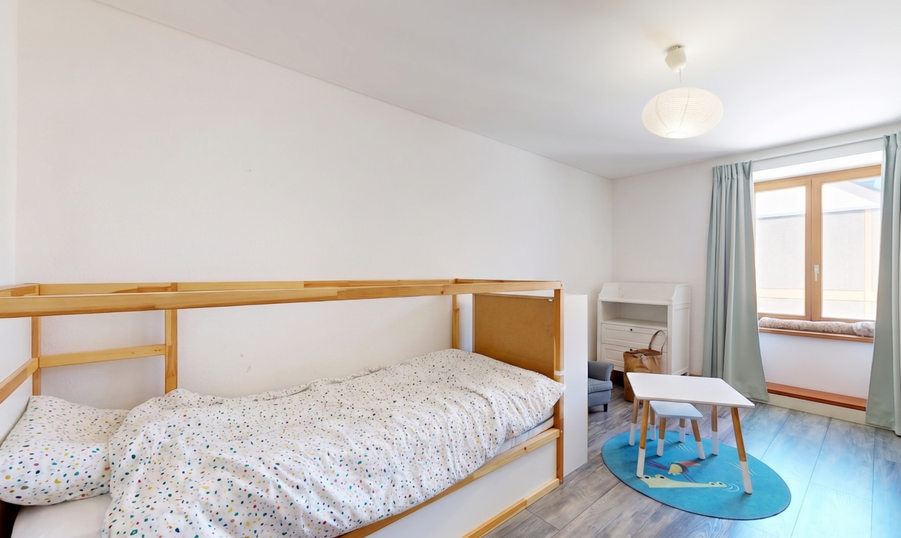 zimmer / schlafzimmer mit holzfußboden, wood finish floor, gipskartonwand, drywall, und natürliches licht