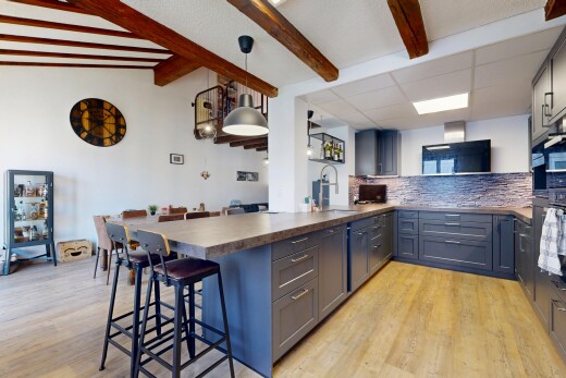cuisine avec kitchen peninsula, péninsule de cuisine, dosseret, backsplash, et dark countertops