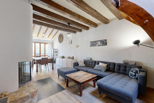 wohn- / esszimmer mit balkendecke, beamed ceiling, strukturierte wand, textured wall, und inside property