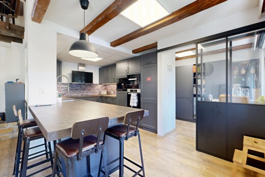 küche mit graue schränke, gray cabinets, schranktüren mit vertiefter mittelplatte, shaker cabinets, und pendelleuchte