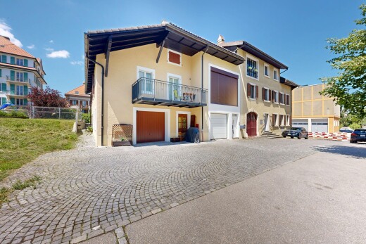 façade avec day time, garage intégré, balcon, bardage en stuc, et allée