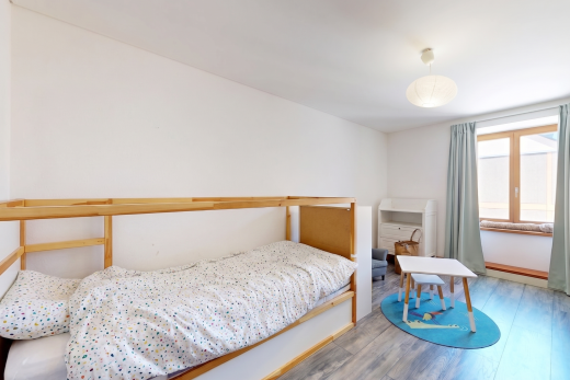 zimmer / schlafzimmer mit holzfußboden, wood finish floor, gipskartonwand, drywall, und natürliches licht