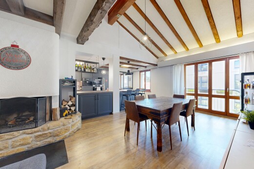 salon / salle à manger avec cheminée, plafond haut, high ceiling, inside property, et plafond à poutres