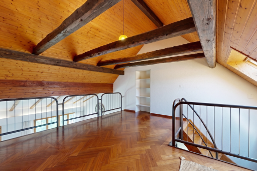 leerer raum mit dachschräge, vaulted ceiling, parquet floor, gipskartonwand, und drywall