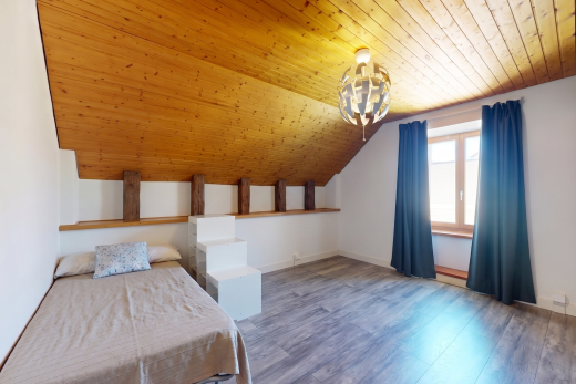 chambre avec inside property, plafond en bois, wood ceiling, lumière naturelle, et natural light