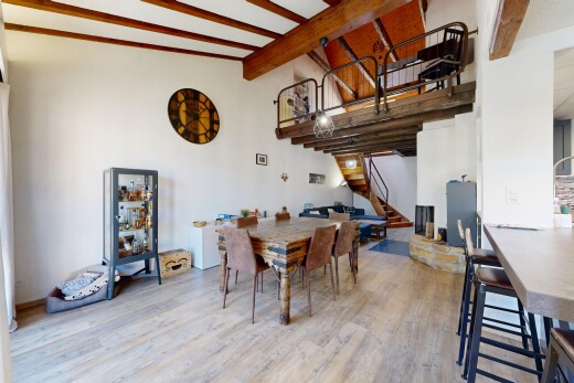 esszimmer mit balkendecke, beamed ceiling, inside property, treppen, und holzfußboden