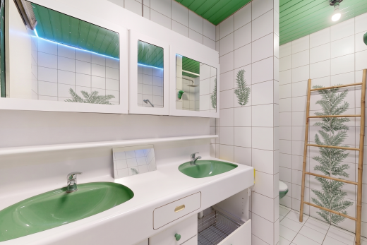 salle de bains avec évier, mur en carrelage, tile wall, double vasque, et inside property