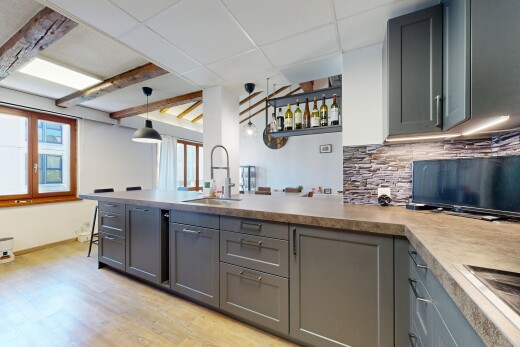 küche mit gipskartonwand, drywall, light countertops, arbeitsplatten, und light floor
