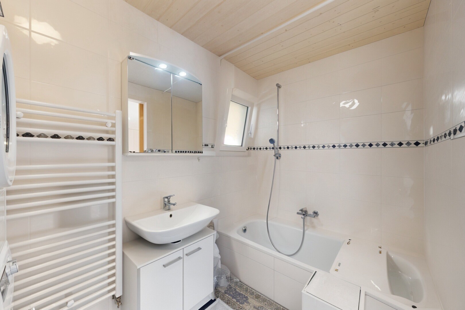 salle de bains avec tile wall, mur en carrelage, radiateur, chauffe-serviettes, et inside property