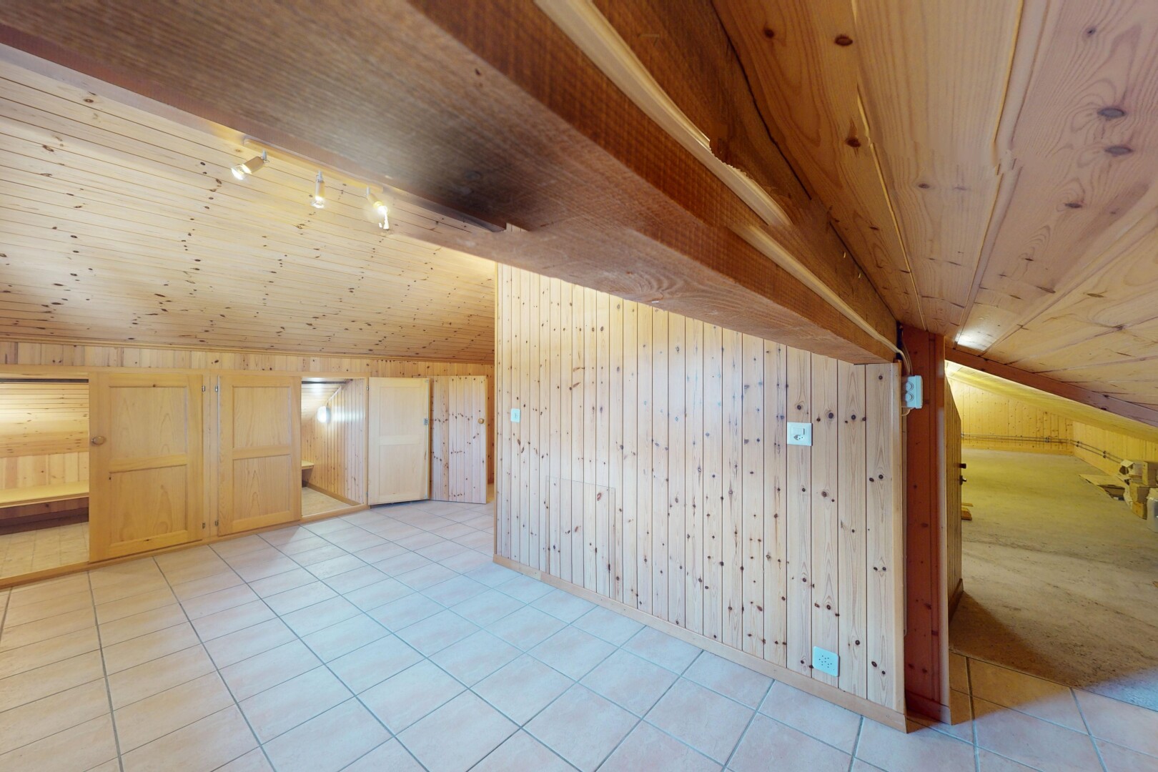 pièce vide avec pièce supplémentaire, inside property, wood ceiling, plafond en bois, et vaulted ceiling