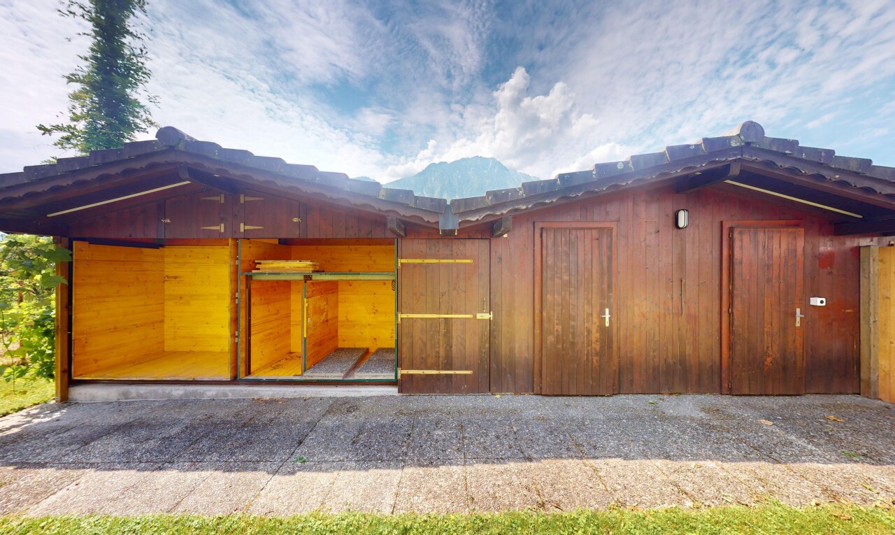 façade avec bardage en bois, property visible, day time, et bardage vertical
