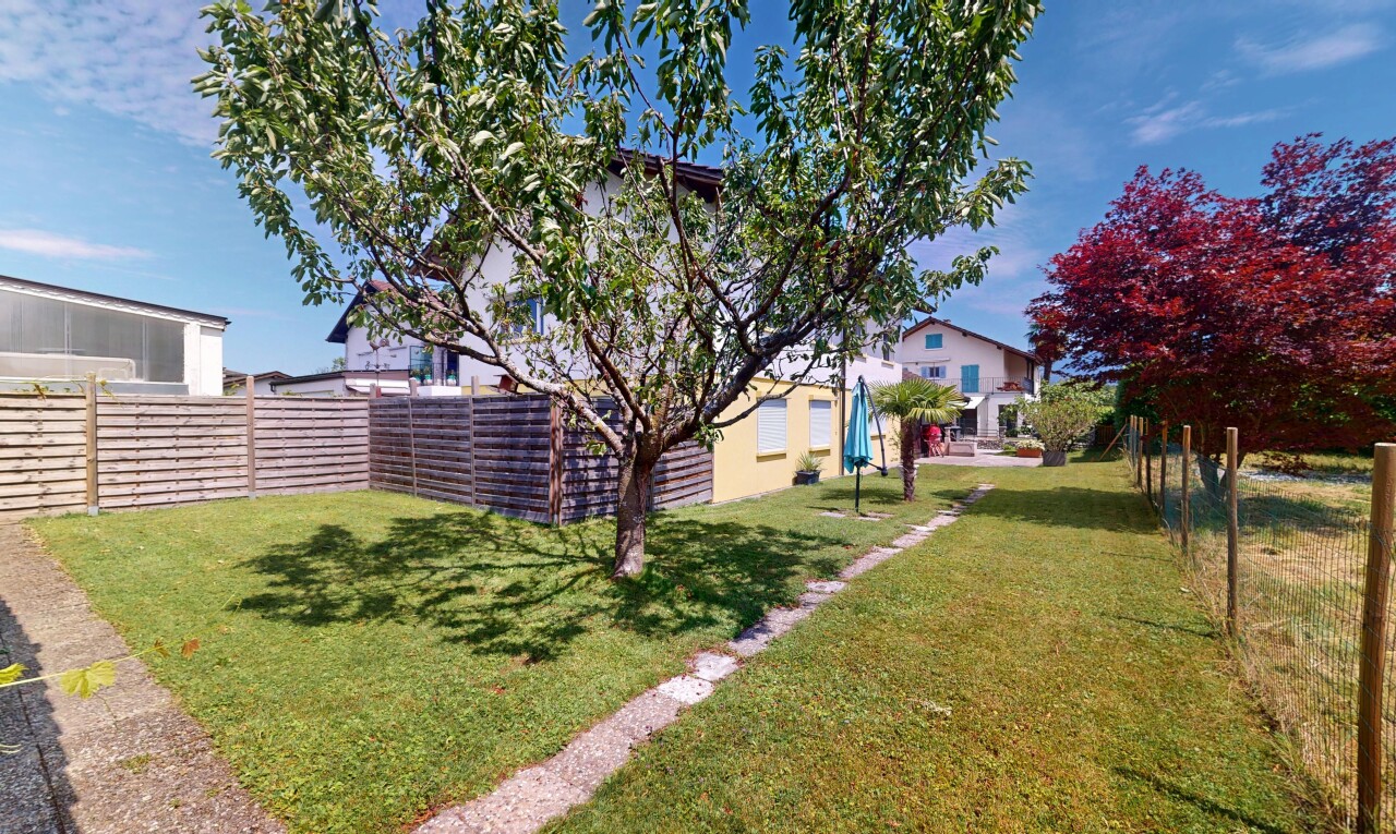 jardin avec clôture, pelouse, property visible, et day time
