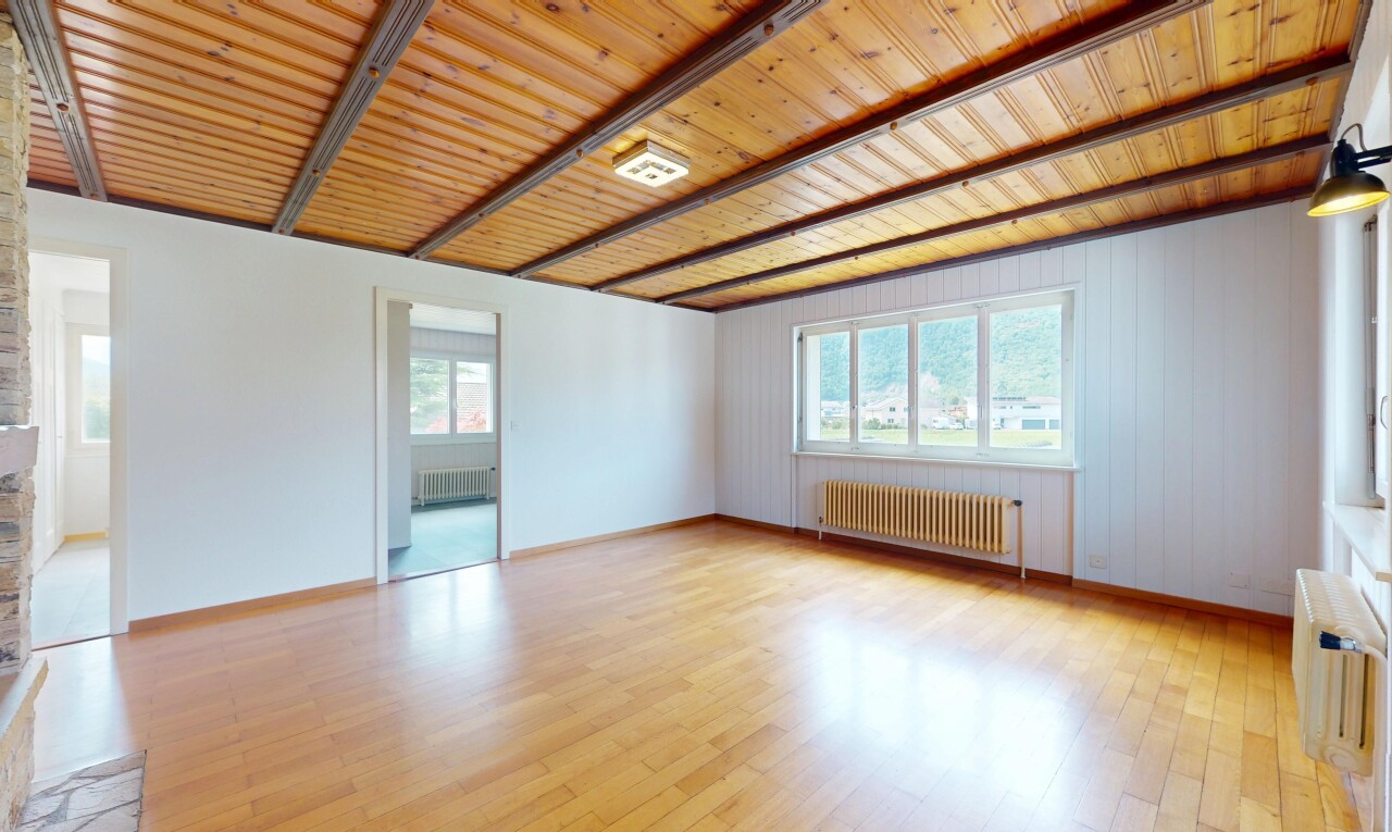 pièce vide avec inside property, radiateur, wood finish floor, sol en finition bois, et natural light