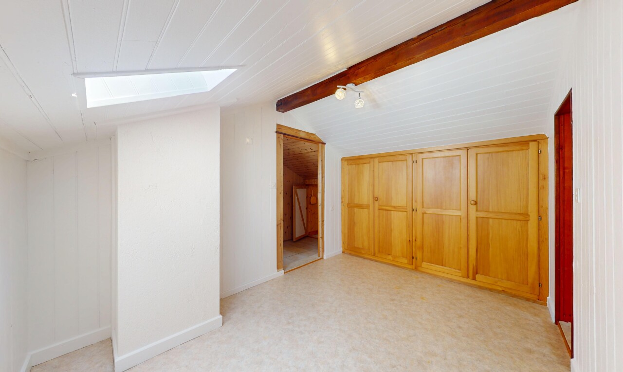pièce vide avec inside property, vaulted ceiling, plafond voûté, beamed ceiling, et plafond à poutres
