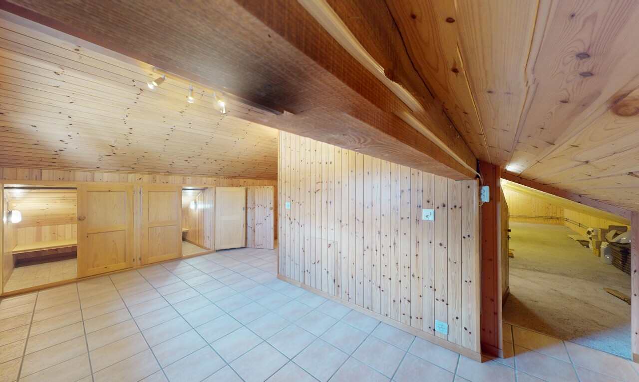 pièce vide avec pièce supplémentaire, inside property, wood ceiling, plafond en bois, et vaulted ceiling