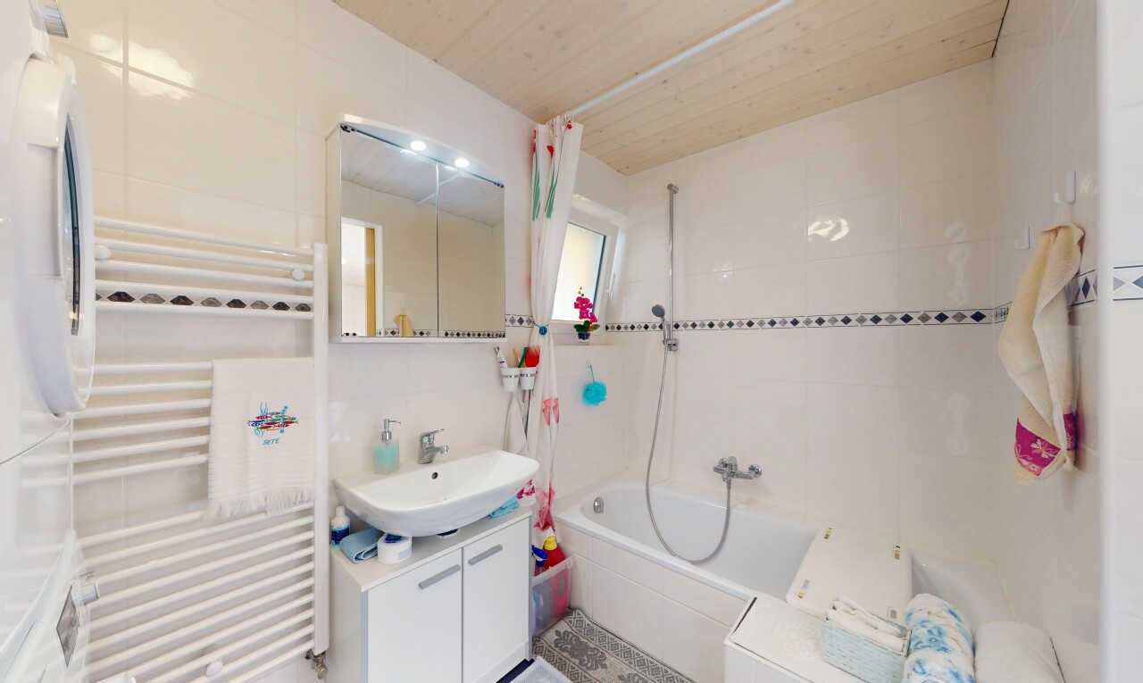 salle de bains avec tile wall, mur en carrelage, radiateur, chauffe-serviettes, et inside property