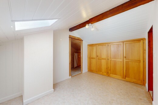 pièce vide avec inside property, vaulted ceiling, plafond voûté, beamed ceiling, et plafond à poutres