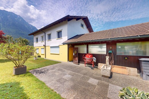 außenansicht mit terrasse, property visible, stuckverkleidung, day time, und rasen