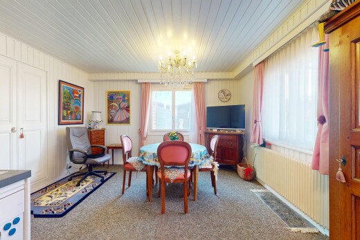 salle à manger avec lustre remarquable, natural light, lumière naturelle, télévision, et carpet