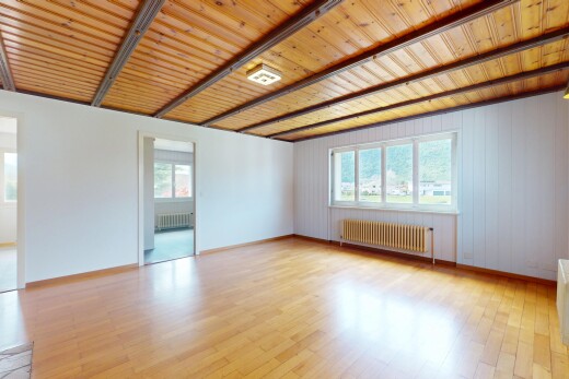 pièce vide avec inside property, radiateur, wood finish floor, sol en finition bois, et natural light
