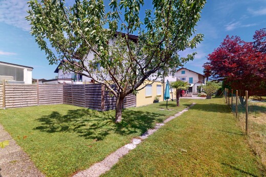 jardin avec clôture, pelouse, property visible, et day time