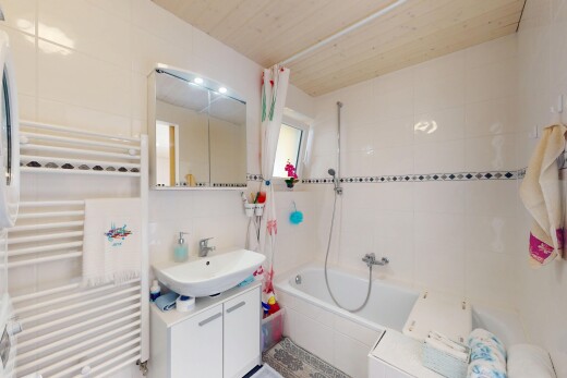 salle de bains avec tile wall, mur en carrelage, radiateur, chauffe-serviettes, et inside property