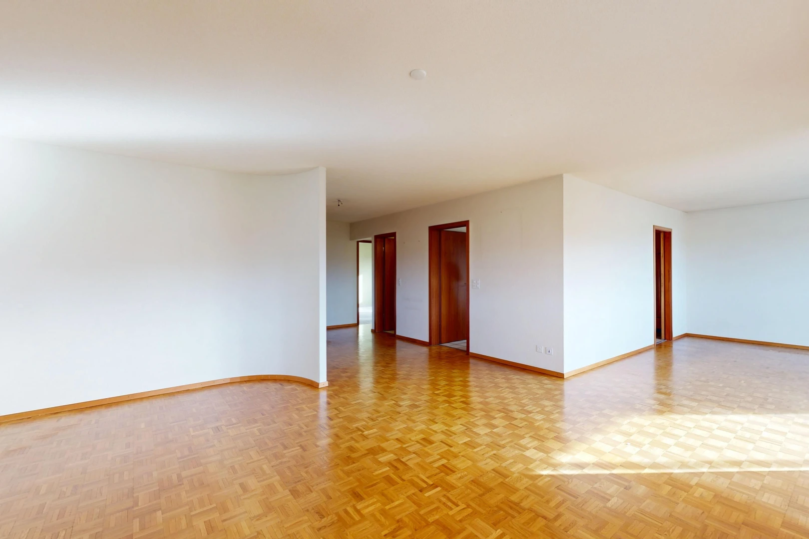 leerer raum mit gipskartonwand, drywall, sockelleisten, baseboards wall, und holzfußboden