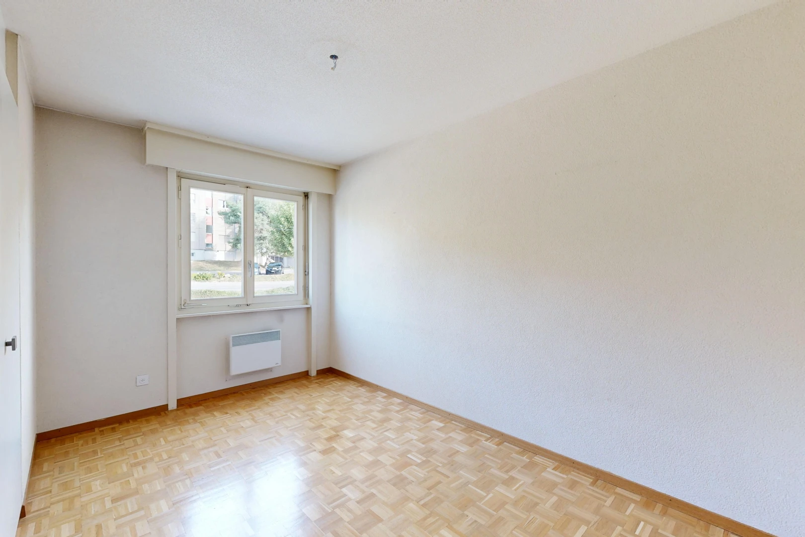 leerer raum mit wood finish floor, holzfußboden, baseboards wall, sockelleisten, und light floor