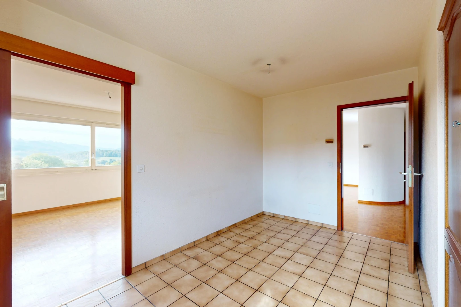 leerer raum mit light floor, drywall, gipskartonwand, inside property, und tile floor