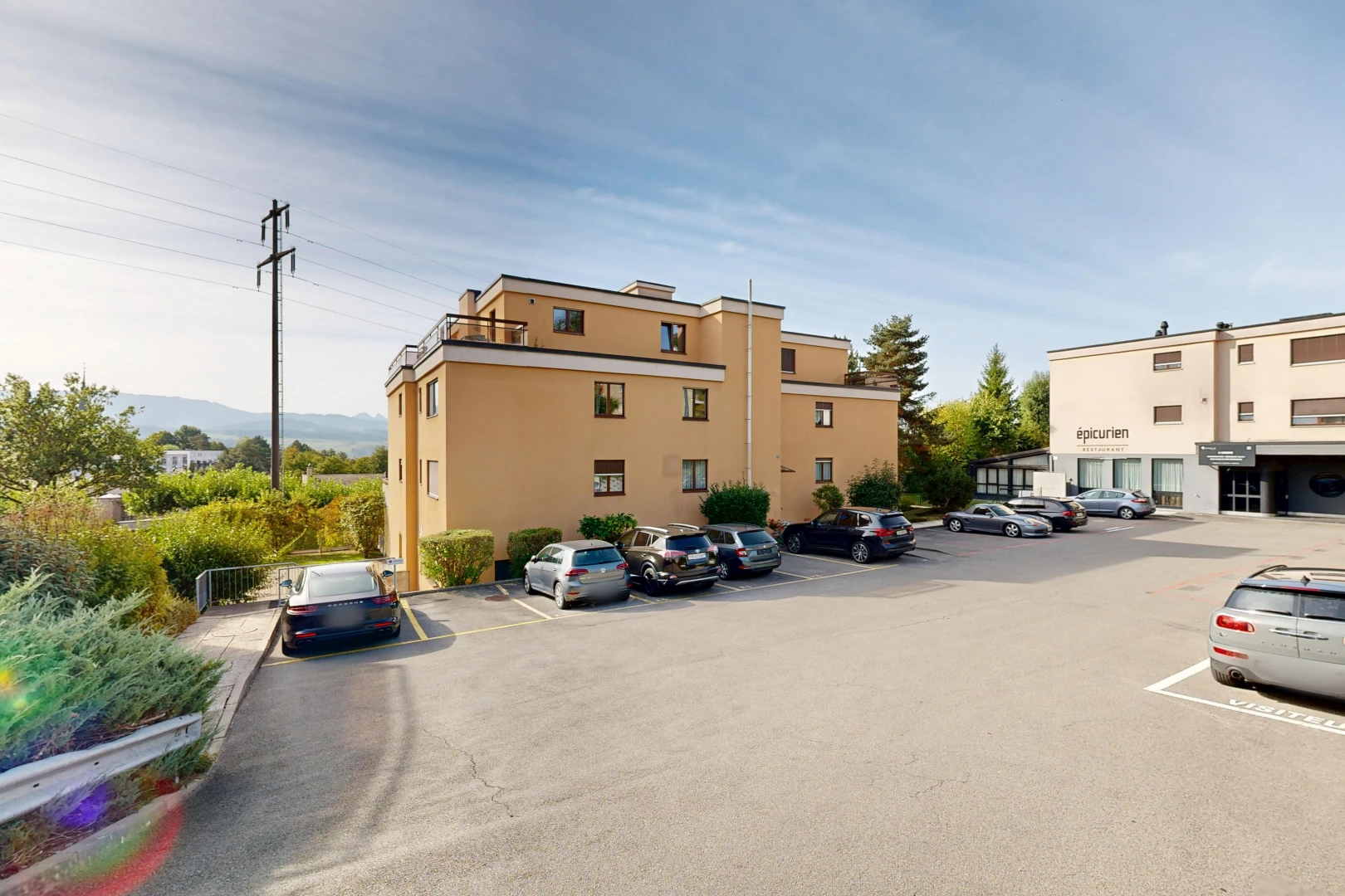 außenansicht mit parkplatz, from community, day time, und power lines view