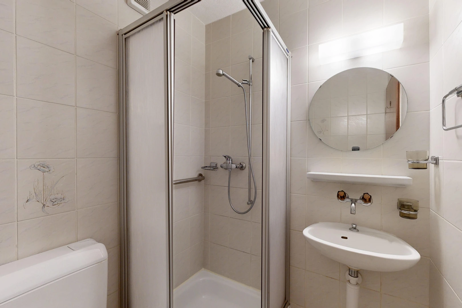 bad mit tile wall, fliesenwand, komplettes badezimmer, waschbecken, und dusche