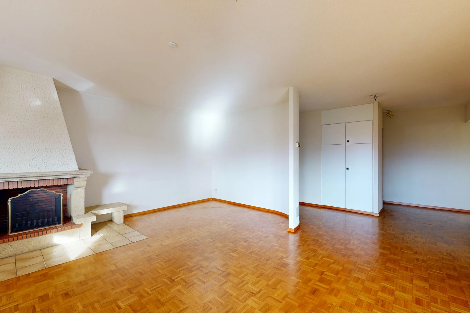 wohnzimmer mit gipskartonwand, drywall, sockelleisten, baseboards wall, und holzfußboden