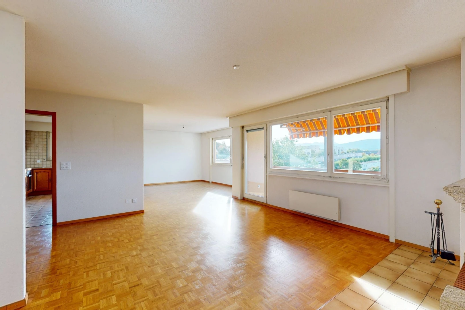 leerer raum mit kühler, gipskartonwand, drywall, sockelleisten, und baseboards wall
