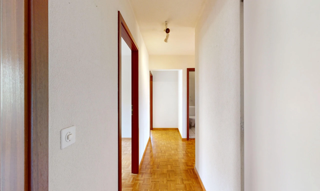 halle / korridor mit holzfußboden, wood finish floor, parquet floor, light floor, und inside property