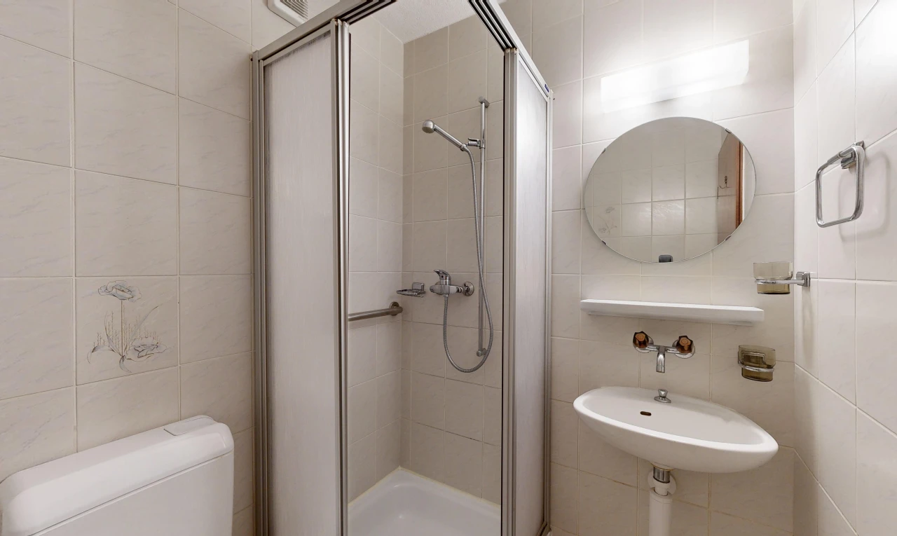 bad mit tile wall, fliesenwand, komplettes badezimmer, waschbecken, und dusche